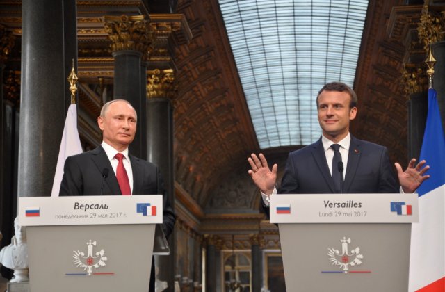 Kremlin: Putin i-a spus lui Macron că „naționaliștii” ucraineni de la Mariupol „trebuie să depună armele”