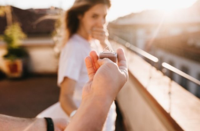 Vrei să alegi un inel de logodnă? Iată 3 sfaturi care te vor ajuta