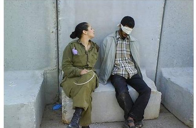 Scandal pe Facebook: Militarii pozand cu prizonieri