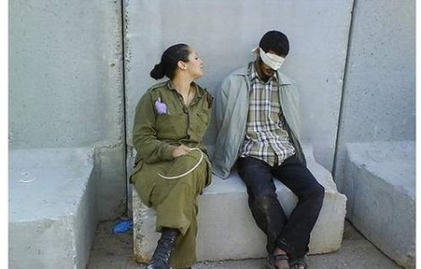 Scandal pe Facebook: Militarii pozand cu prizonieri