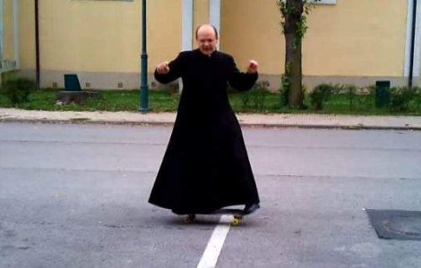  Video  Preotul skater face valuri pe Youtube