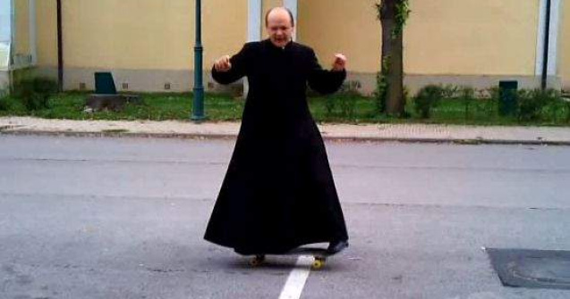  Video  Preotul skater face valuri pe Youtube