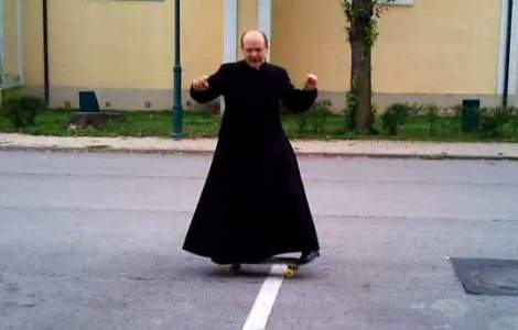  Video  Preotul skater face valuri pe Youtube