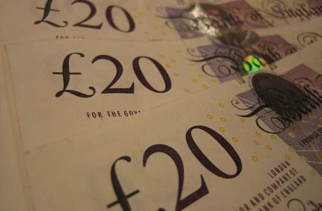 A jefuit o banca si a aruncat banii