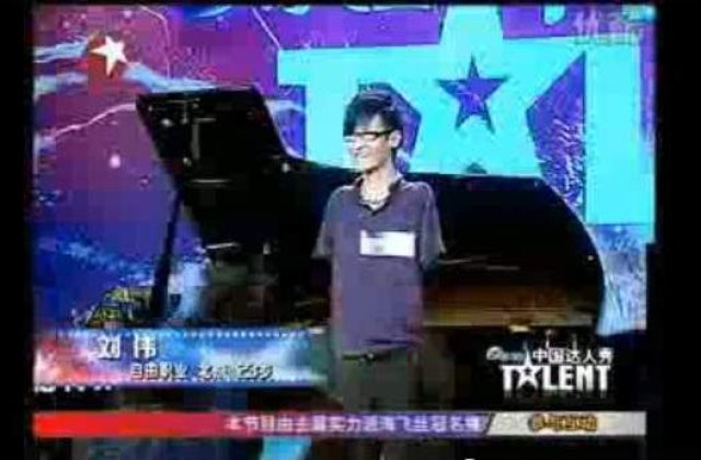 [VIDEO] Desi nu are maini, canta exceptional la pian