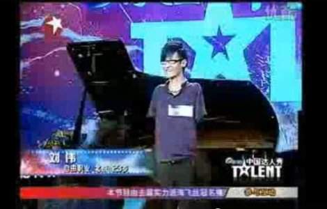  Video  Desi nu are maini, canta exceptional la pian