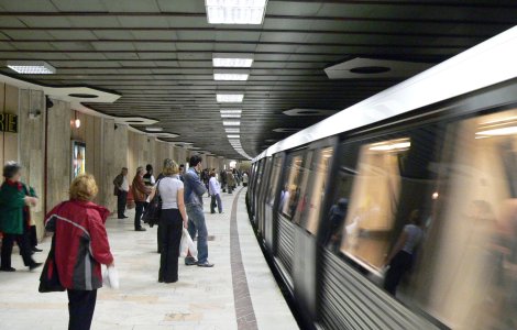 Un agent de pază a murit la metrou, după ce i s-a făcut rău și a căzut pe scări