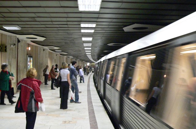 Un agent de pază a murit la metrou, după ce i s-a făcut rău și a căzut pe scări