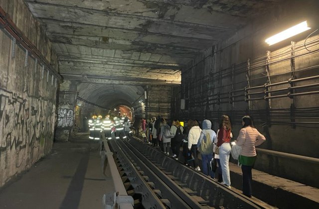 Defecțiune la metrou: 276 de călători au fost  evacuați prin tunel