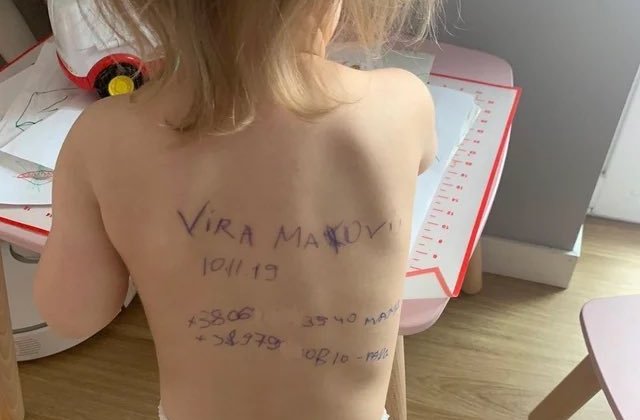 O mamă din Ucraina a scris pe spatele fetiței date de contact, pentru a fi ajutată dacă părinții sunt uciși