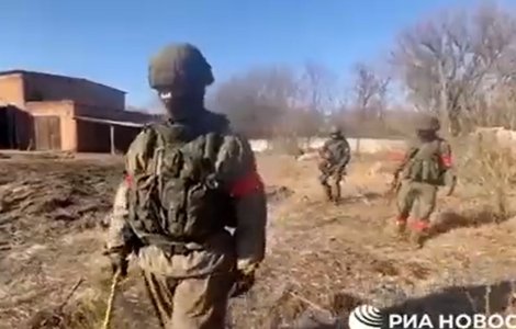 VIDEO Gafă a propagandei ruse: cameraman mergând pe un câmp ”minat”, în fața geniștilor