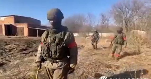 VIDEO Gafă a propagandei ruse: cameraman mergând pe un câmp ”minat”, în fața geniștilor