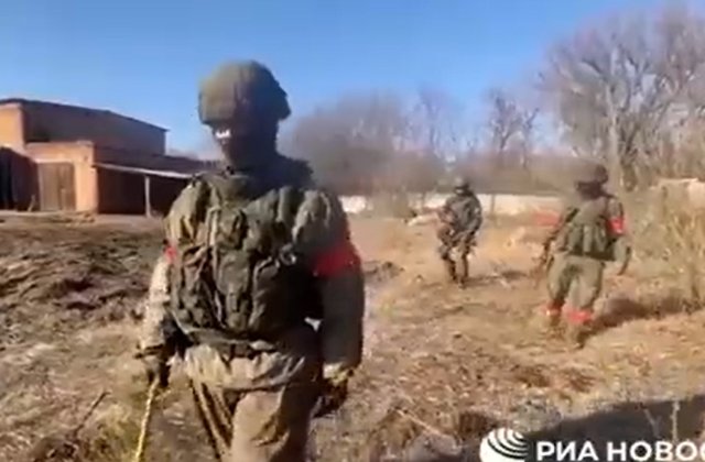 VIDEO Gafă a propagandei ruse: cameraman mergând pe un câmp ”minat”, în fața geniștilor