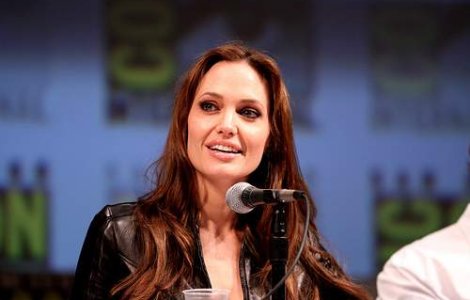 Angelina Jolie vrea sa regizeze un film