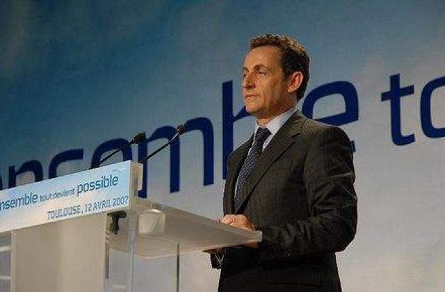 Un preot se roaga pentru raul lui Sarkozy