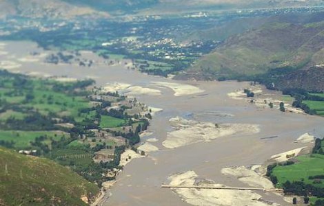Pakistan: Un autobuz a fost luat de ape