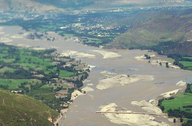 Pakistan: Un autobuz a fost luat de ape