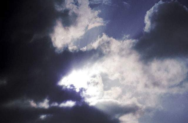 Posibile precipitatii cu praf saharian, vineri si sambata in Romania