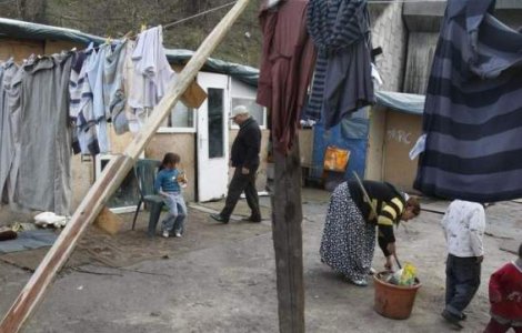 Basescu: Multi dintre romii integrati refuza sa isi recunoasca etnia