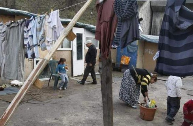 Basescu: Multi dintre romii integrati refuza sa isi recunoasca etnia