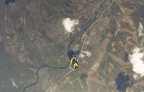  Video  Incredibil! Un parasutist este aproape lovit de un meteorit
