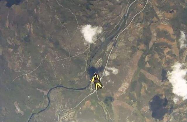 [VIDEO] Incredibil! Un parasutist este aproape lovit de un meteorit