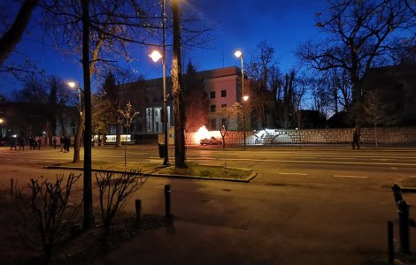 VIDEO Un bărbat a murit după ce a intrat cu mașina în Ambasada Rusiei