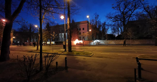 VIDEO Un bărbat a murit după ce a intrat cu mașina în Ambasada Rusiei