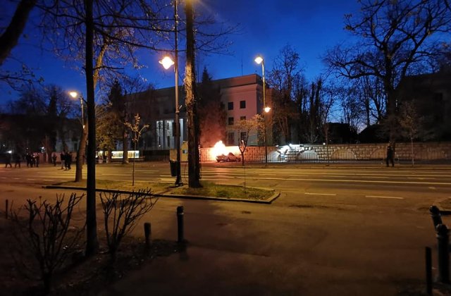 VIDEO Un bărbat a murit după ce a intrat cu mașina în Ambasada Rusiei