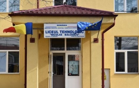 Un elev de la Liceul Tehnologic din Flămânzi a fost incendiat în timpul unei ore