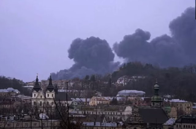 Atacurile aeriene ale trupelor ruse continuă la Mariupol 