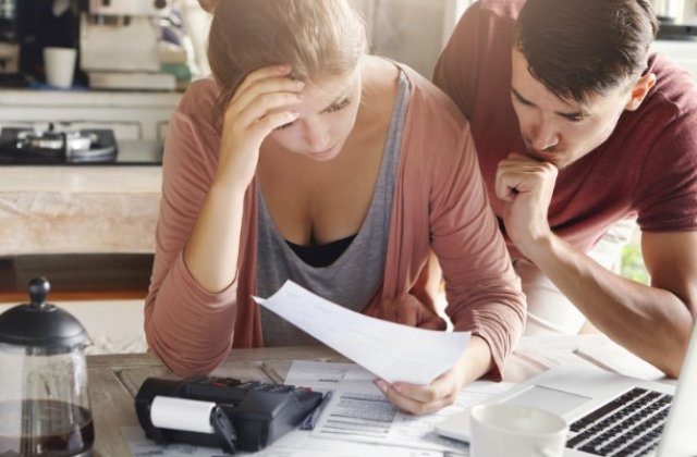 Sfaturile utile care te ajută să treci cu bine peste un impas financiar