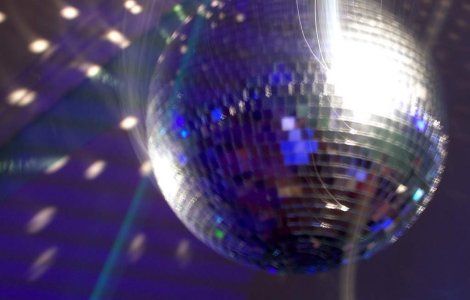  Video  Cum ar arata un glob disco pe cer in locul Lunii