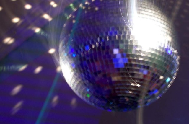 [VIDEO] Cum ar arata un glob disco pe cer in locul Lunii