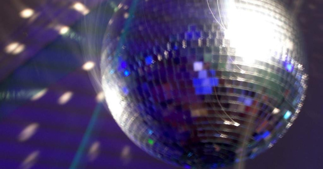  Video  Cum ar arata un glob disco pe cer in locul Lunii