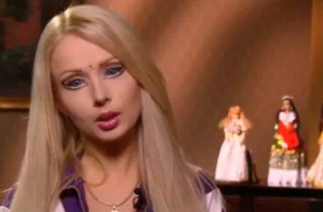 [VIDEO] Femeia Barbie socheaza din nou: Relatiile interrasiale fac rasa umana mai urata