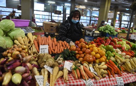 Roșii cumpărate cu 10 lei, vândute cu 50. „Mint. Nu-s românești, sunt din Grecia”