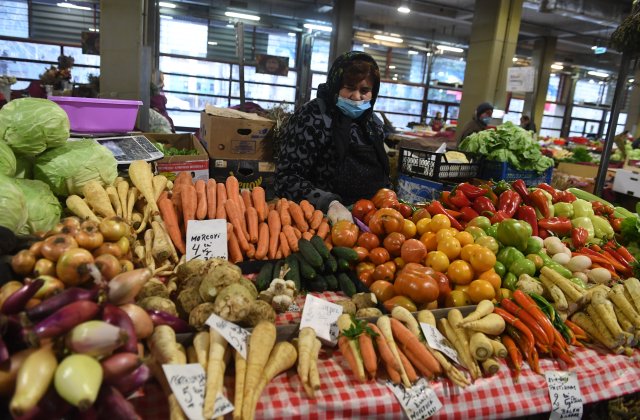 Roșii cumpărate cu 10 lei, vândute cu 50. „Mint. Nu-s românești, sunt din Grecia”