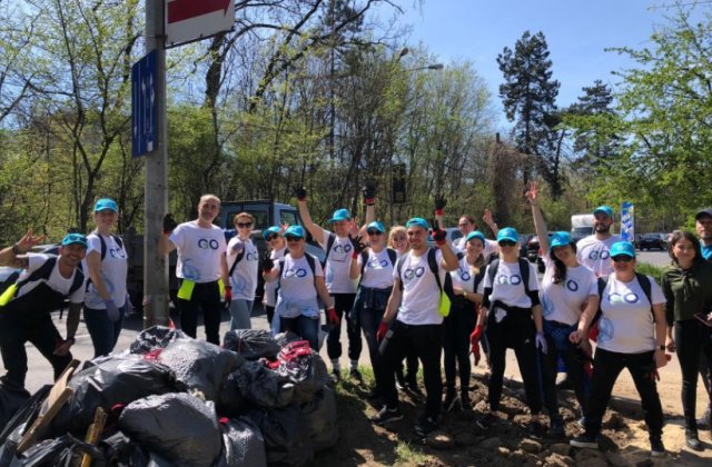 Peste 100 de saci menajeri cu deșeuri au fost colectați vineri, din nordul Capitalei - o inițiativă Sarantis România 