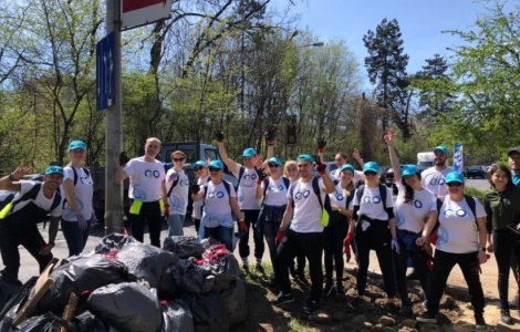 Peste 100 de saci menajeri cu deșeuri au fost colectați vineri, din nordul Capitalei - o inițiativă Sarantis România