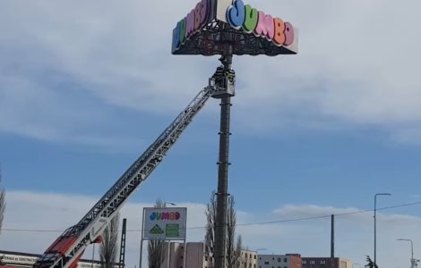 VIDEO O tânără s-a urcat pe un panou publicitar în Constanţa