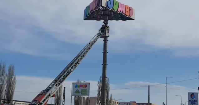 VIDEO O tânără s-a urcat pe un panou publicitar în Constanţa