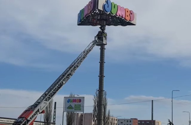 VIDEO O tânără s-a urcat pe un panou publicitar în Constanţa și ameninţa că se sinucide