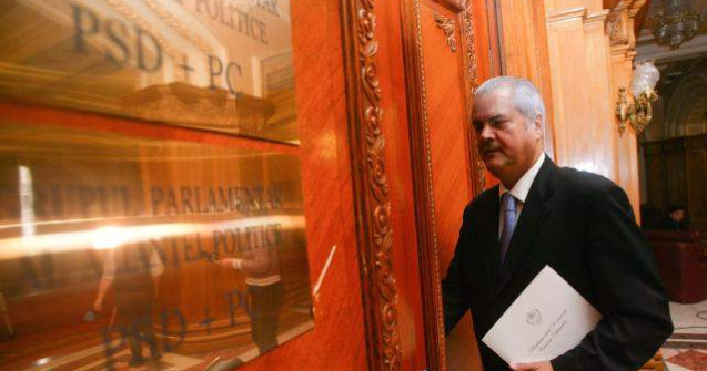 Nastase, despre "ingineriile imobiliare" ale lui Boc