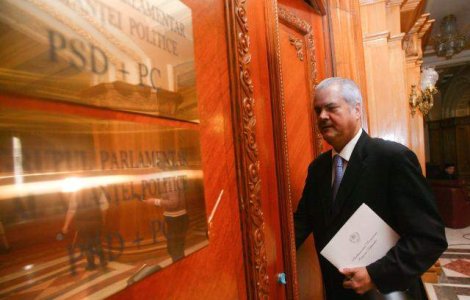 Nastase, despre "ingineriile imobiliare" ale lui Boc