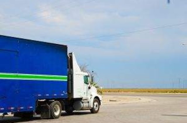 [VIDEO] Vroiau sa treaca granita ascunsi intr-un TIR