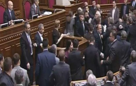  Video  Parlamentarii ucrainieni s-au luat la bataie in timpul sedinte