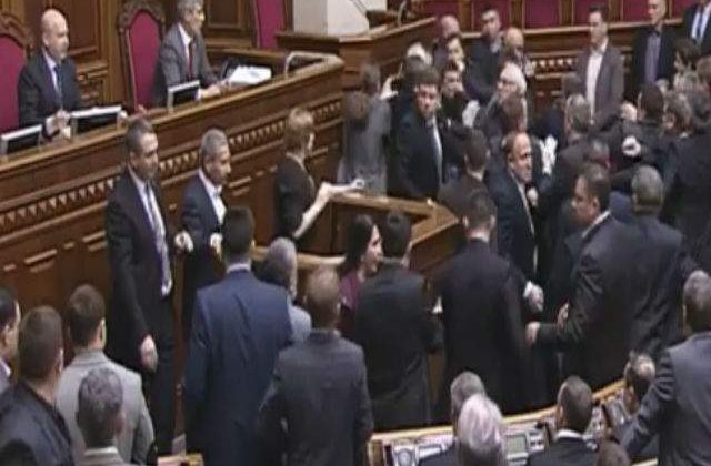 [VIDEO] Parlamentarii ucrainieni s-au luat la bataie in timpul sedintei