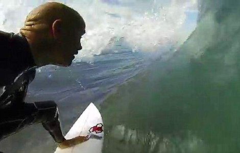  Video  Socant! Campionul mondial la surfing, vizitat de un rechin