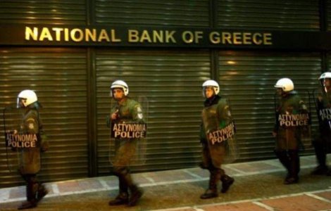Atentat cu o masina capcana in Atena, in fata Bancii Greciei